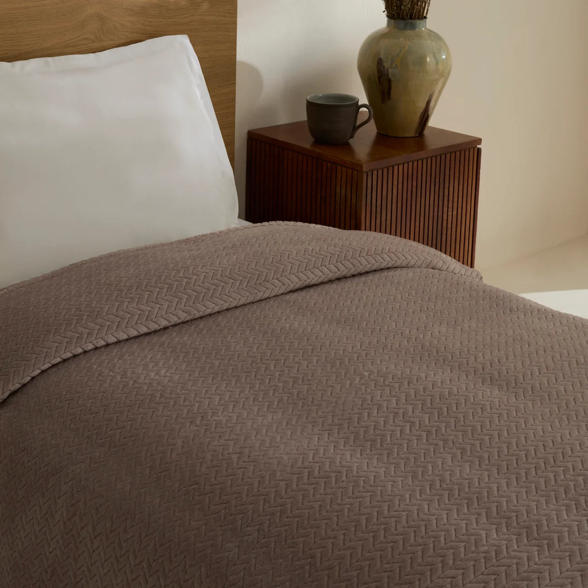 Karaca Leaves Taupe Tweepersoonsdeken 200x220 cm – Stijlvolle en Zachte Deken