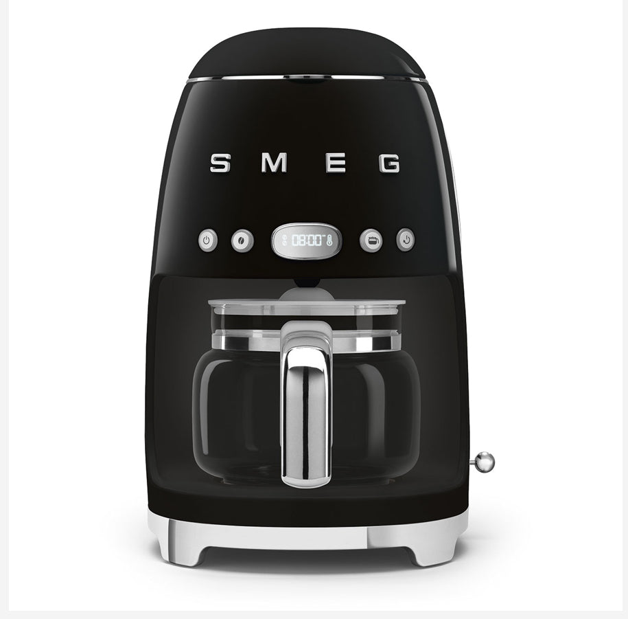 Smeg Siyah Filtre Kahve Makinesi – 1.25 L, 1050W, Retro 50’s Style, 10 Fincan Kapasite