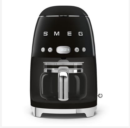 Smeg Siyah Filtre Kahve Makinesi – 1.25 L, 1050W, Retro 50’s Style, 10 Fincan Kapasite