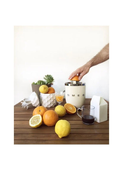 SMEG CJF11CREU Elektrische citruspers met crèmekleurige afwerking – Tritan Renew, roestvrijstalen kegel, anti-druppelsysteem