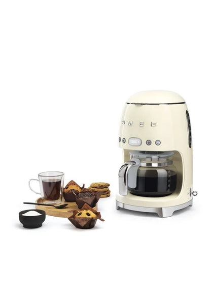 Smeg Krem Filtre Kahve Makinesi – 1.25 L, 1050W, Retro 50’s Style, 10 Fincan Kapasite