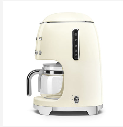 Smeg Krem Filtre Kahve Makinesi – 1.25 L, 1050W, Retro 50’s Style, 10 Fincan Kapasite