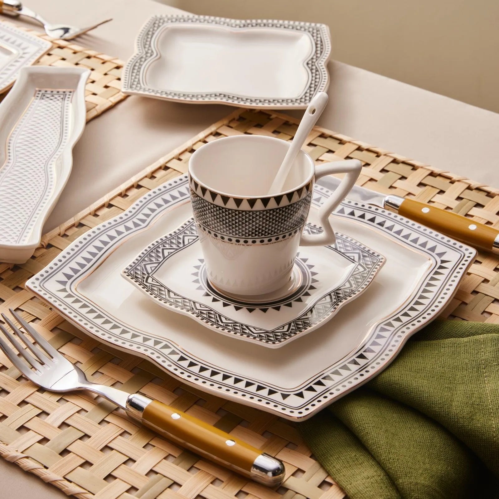 Karaca New Globe 32 Parça Porselen Kahvaltı Takımı – 6 Kişilik Siyah Beyaz Desenli-Sofra ürünleri-Prenseshome Leyweg-Prenseshome Leyweg