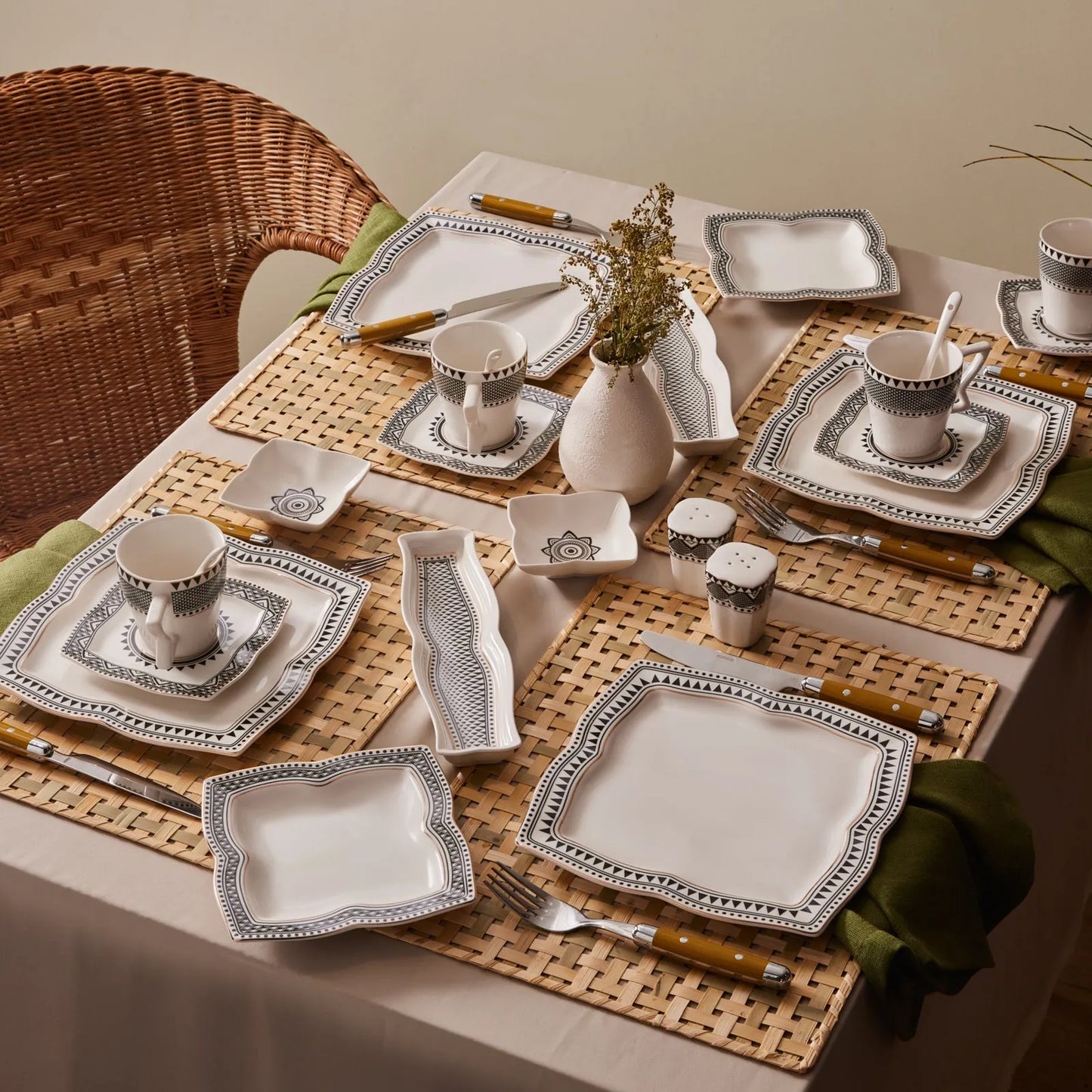 Karaca New Globe 32 Parça Porselen Kahvaltı Takımı – 6 Kişilik Siyah Beyaz Desenli-Sofra ürünleri-Prenseshome Leyweg-Prenseshome Leyweg