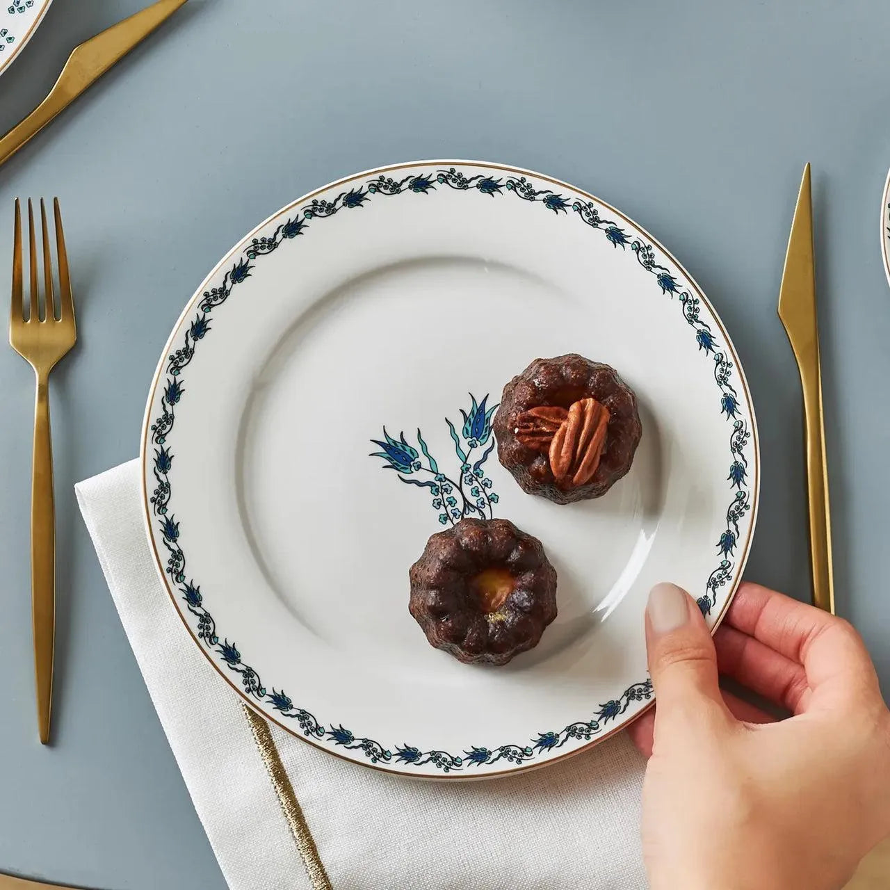 Karaca İznik 6 Kişilik Pasta Takımı – 18 Parça Şık Sunum Seti-Sofra ürünleri-Prenseshome Leyweg-Prenseshome Leyweg