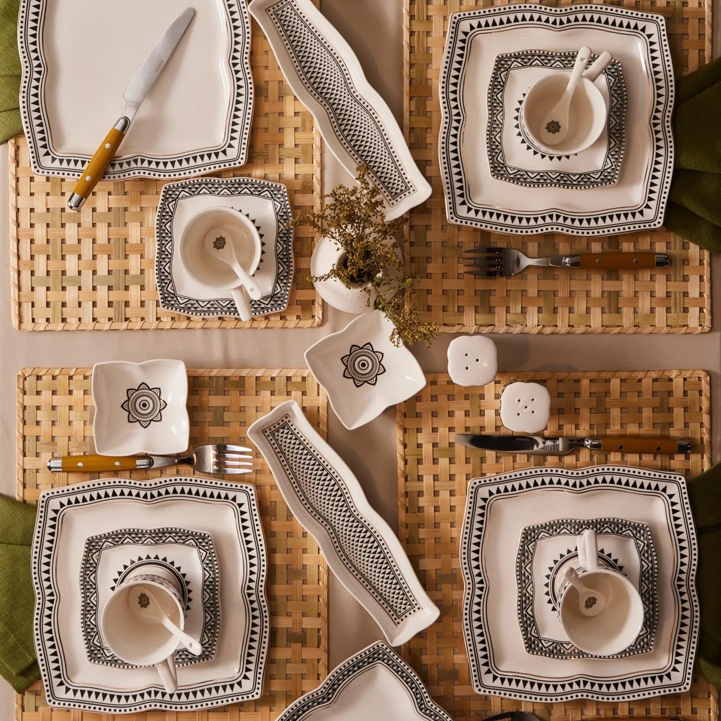 Karaca New Globe 32 Parça Porselen Kahvaltı Takımı – 6 Kişilik Siyah Beyaz Desenli-Sofra ürünleri-Prenseshome Leyweg-Prenseshome Leyweg