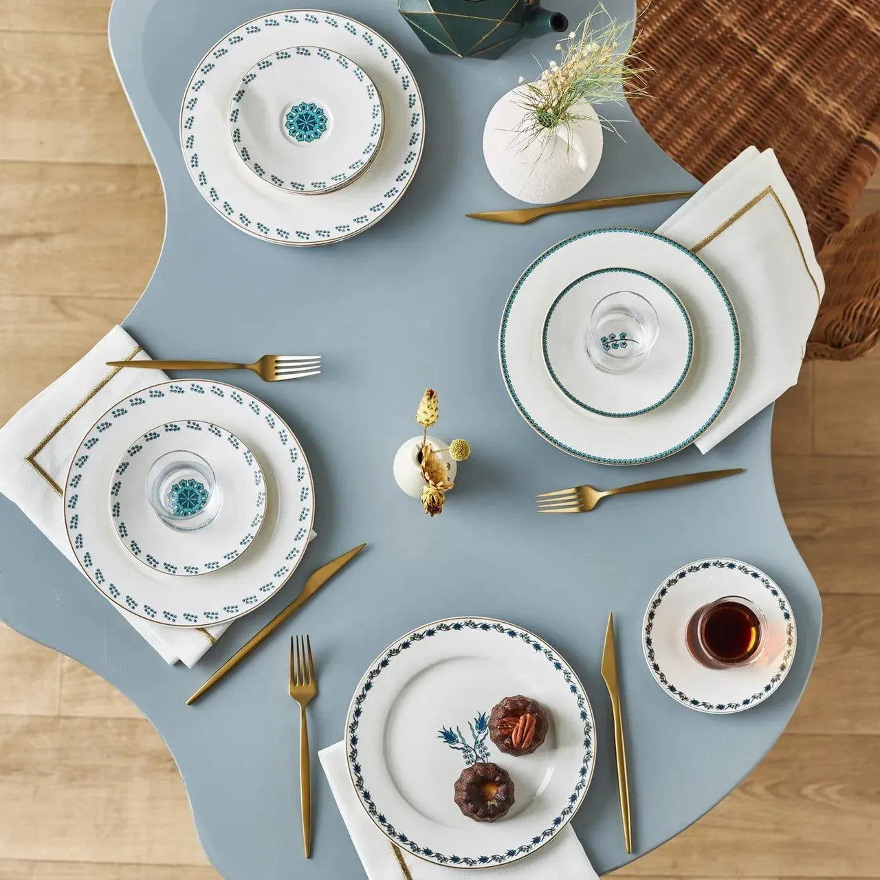 Karaca İznik 6 Kişilik Pasta Takımı – 18 Parça Şık Sunum Seti-Sofra ürünleri-Prenseshome Leyweg-Prenseshome Leyweg