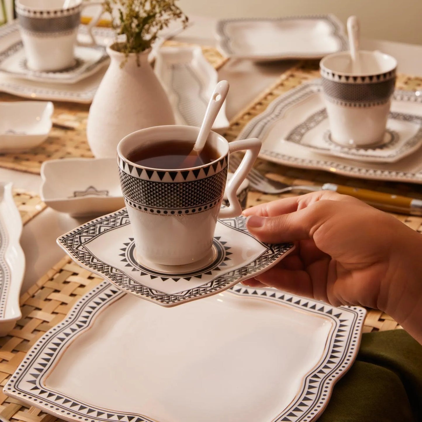 Karaca New Globe 32 Parça Porselen Kahvaltı Takımı – 6 Kişilik Siyah Beyaz Desenli-Sofra ürünleri-Prenseshome Leyweg-Prenseshome Leyweg