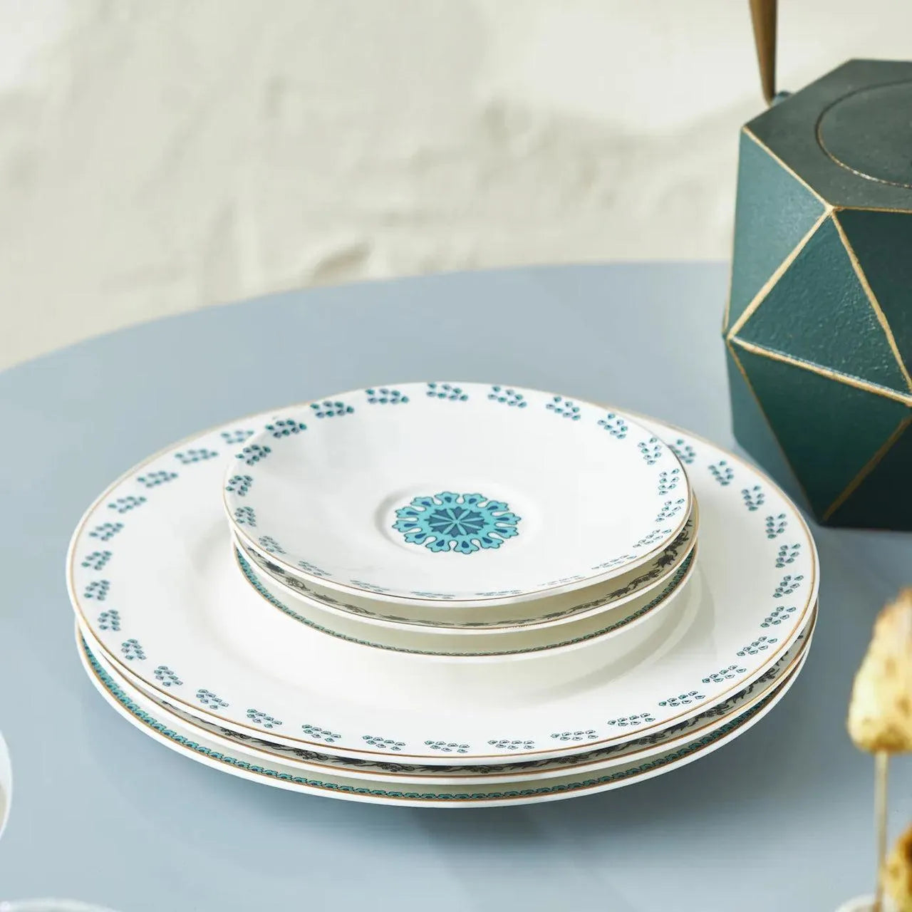 Karaca İznik 6 Kişilik Pasta Takımı – 18 Parça Şık Sunum Seti-Sofra ürünleri-Prenseshome Leyweg-Prenseshome Leyweg