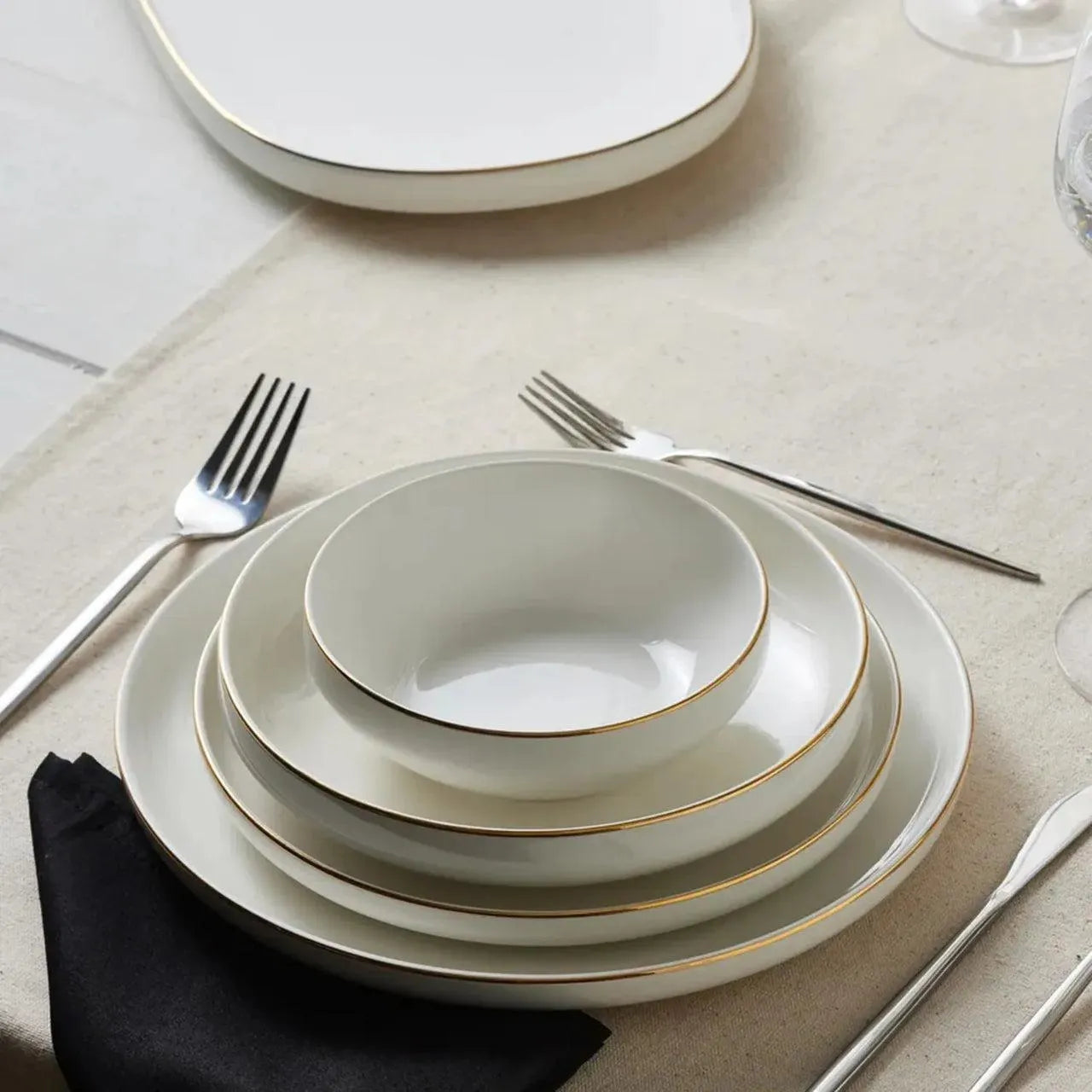 Karaca Streamline Saturn 19 Parça 4 Kişilik Gold Detaylı Porselen Yemek Takımı-Yemek Takimi-Prenseshome Leyweg-Prenseshome Leyweg