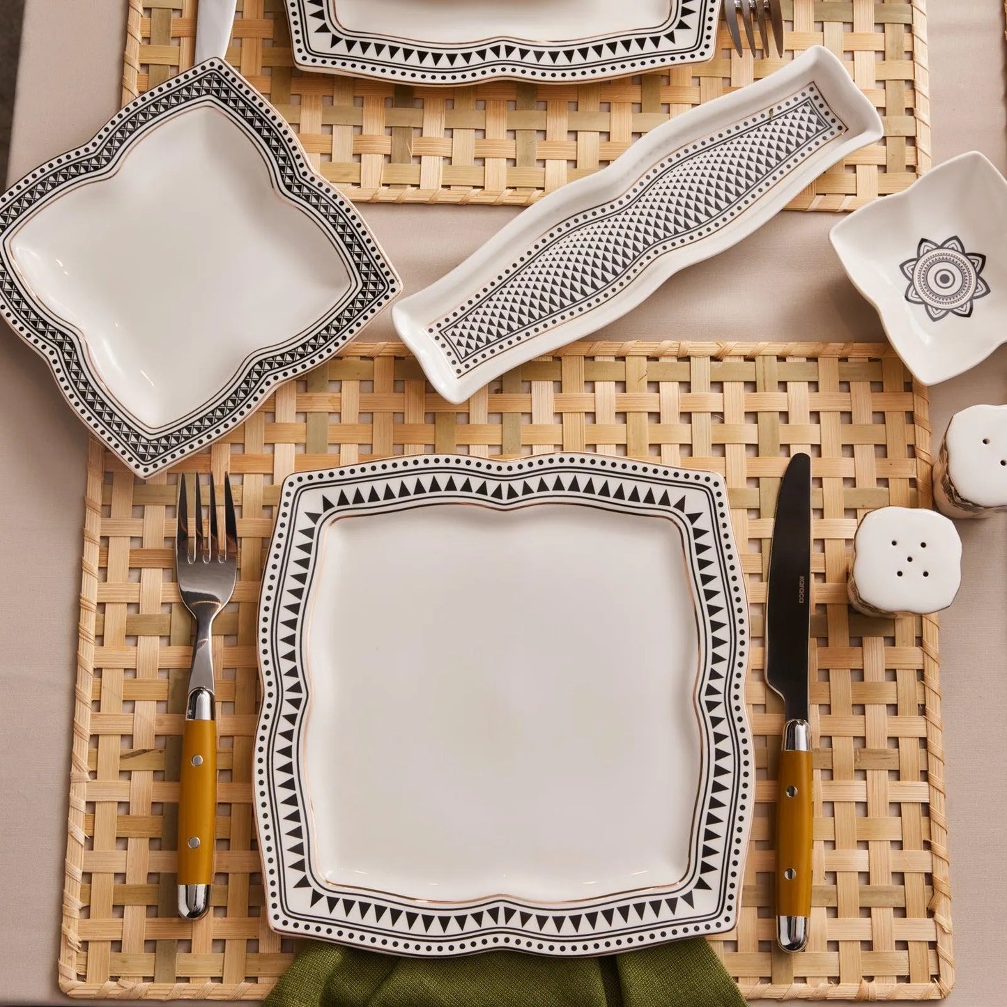 Karaca New Globe 32 Parça Porselen Kahvaltı Takımı – 6 Kişilik Siyah Beyaz Desenli-Sofra ürünleri-Prenseshome Leyweg-Prenseshome Leyweg