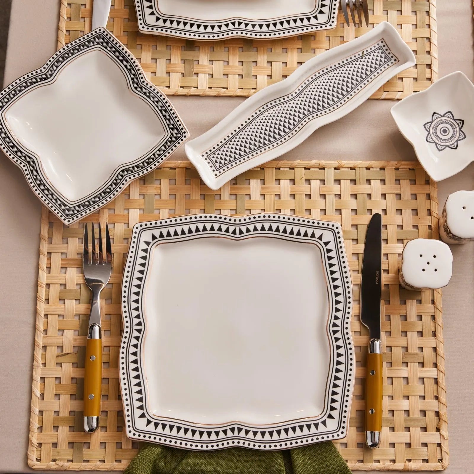 Karaca New Globe 32 Parça Porselen Kahvaltı Takımı – 6 Kişilik Siyah Beyaz Desenli-Sofra ürünleri-Prenseshome Leyweg-Prenseshome Leyweg